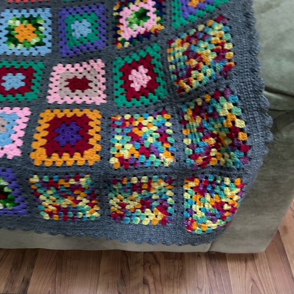 AMAZING wool rainbow granny square afghan - Picture 4 of 5